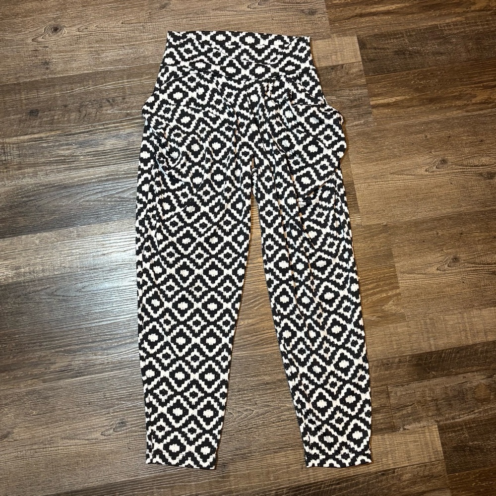 Valia Monochrome Geometric Patterned Women Shorts